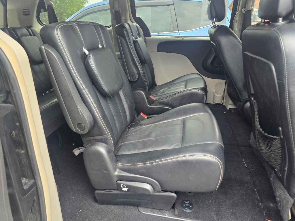 2015 Chrysler Town & Country Image 15