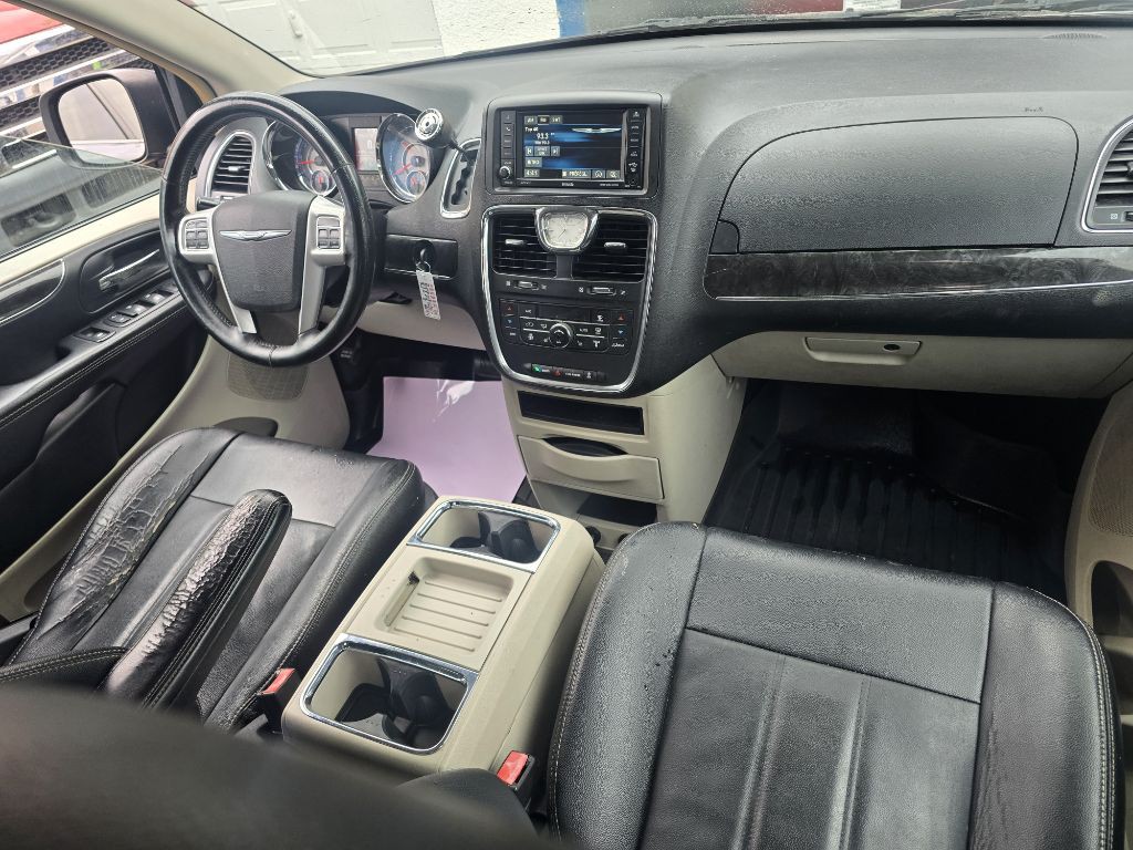 2015 Chrysler Town & Country Image 16