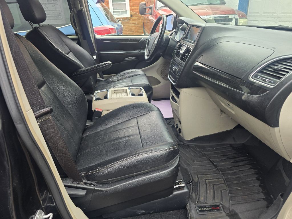 2015 Chrysler Town & Country Image 17