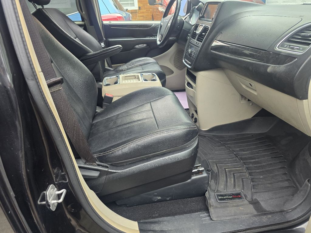 2015 Chrysler Town & Country Image 19