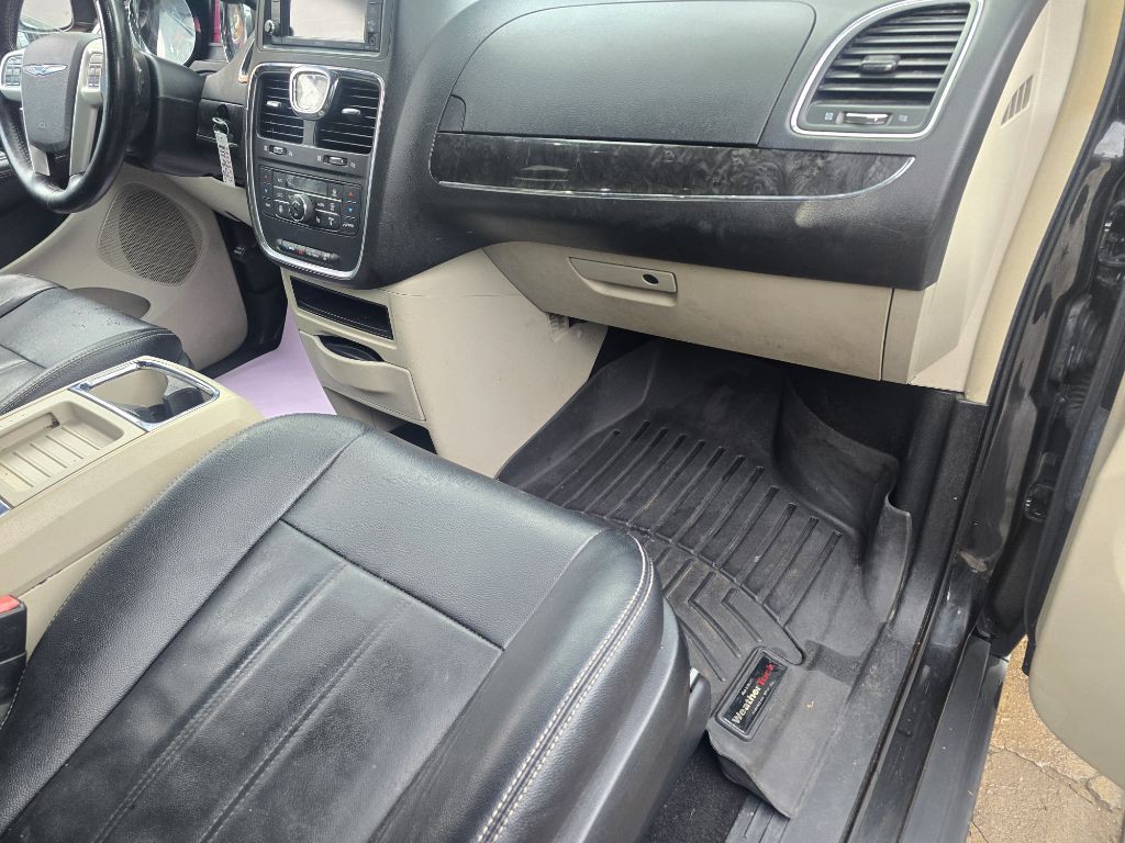 2015 Chrysler Town & Country Image 20