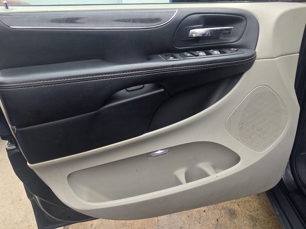 2015 Chrysler Town & Country Image 21