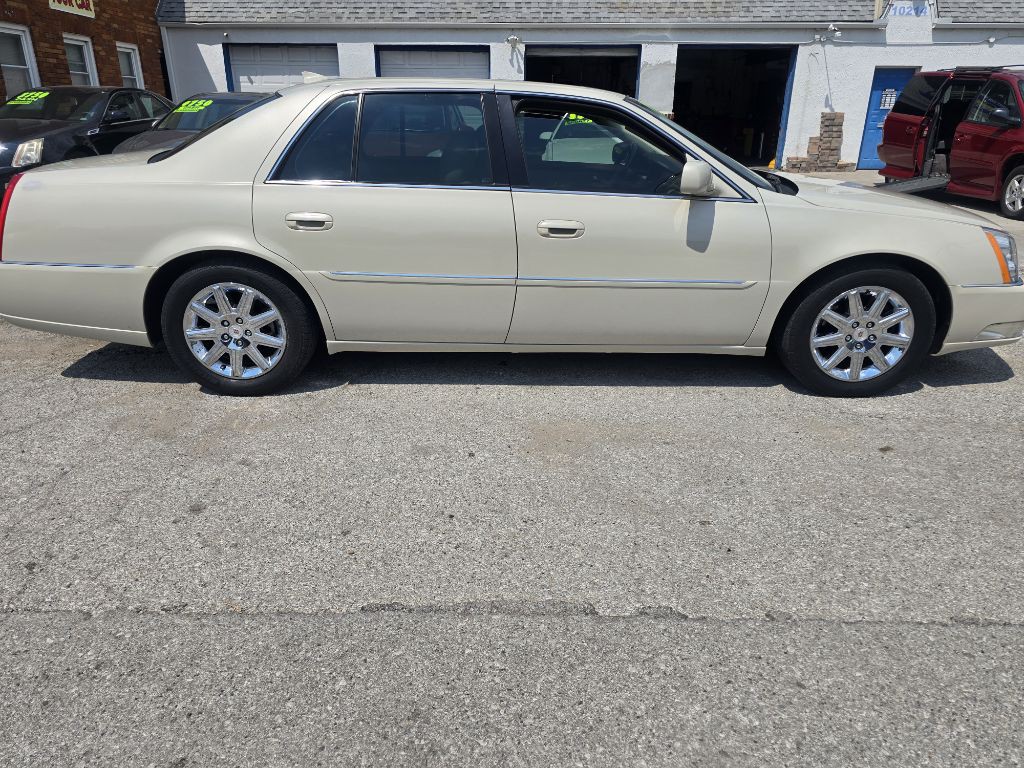 2011 Cadillac DTS Image 3