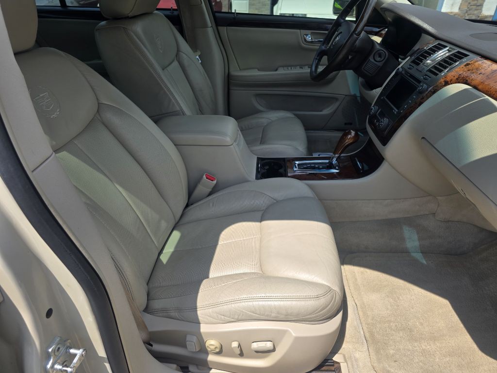 2011 Cadillac DTS Image 14