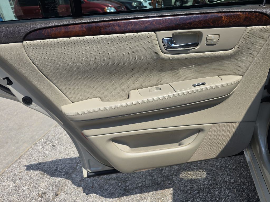 2011 Cadillac DTS Image 18