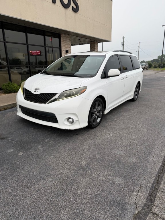 2015 Toyota Sienna Image 1