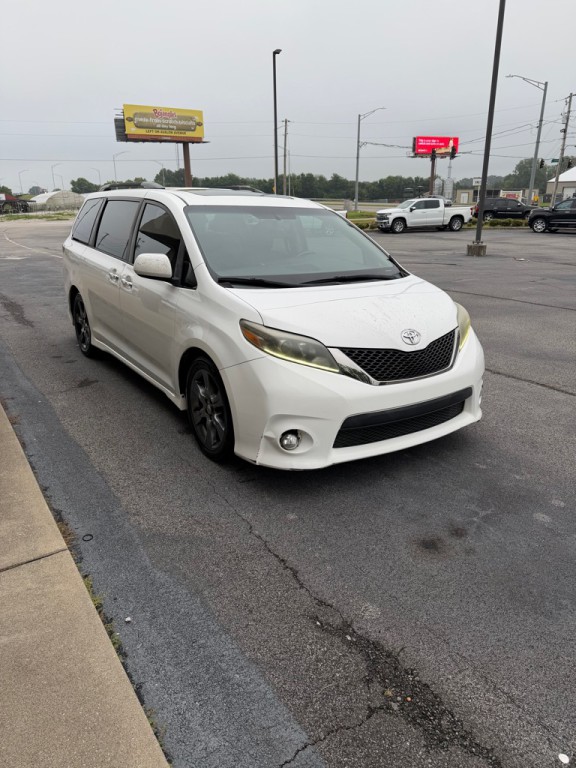 2015 Toyota Sienna Image 2
