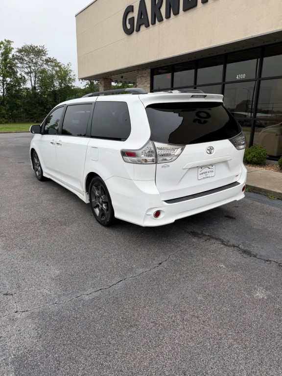 2015 Toyota Sienna Image 3