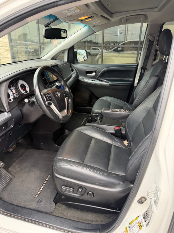 2015 Toyota Sienna Image 5