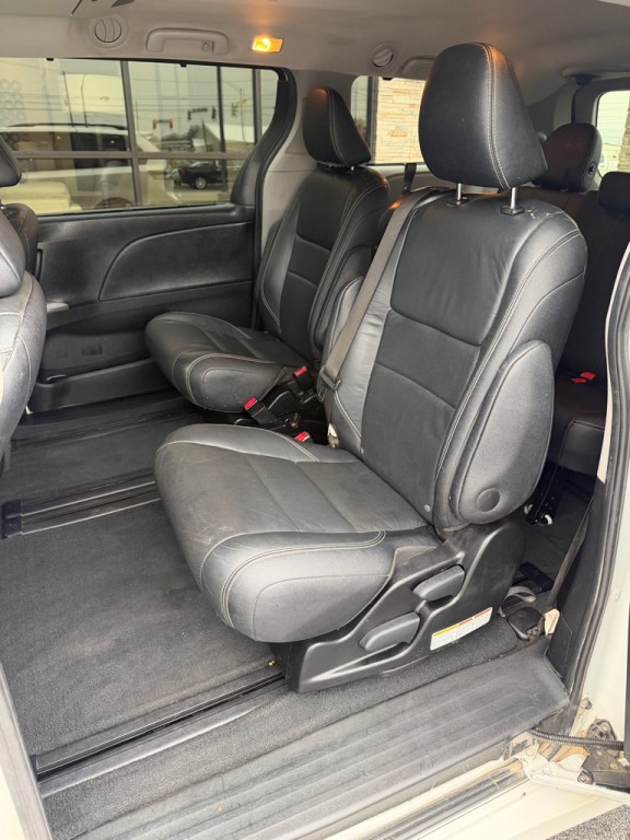 2015 Toyota Sienna Image 6