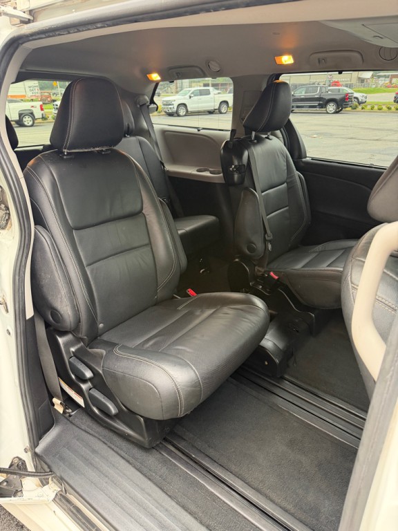 2015 Toyota Sienna Image 8