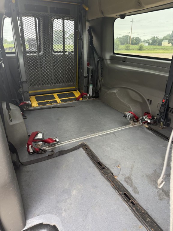 2008 Chevrolet Express Image 2