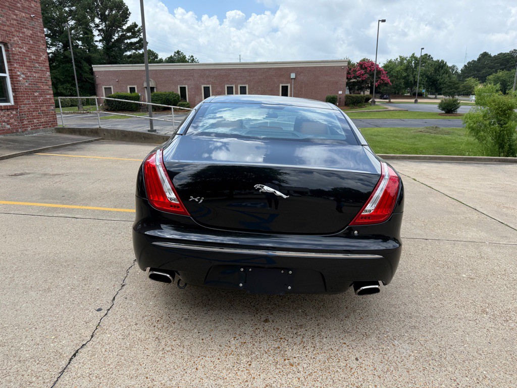 2012 Jaguar XJ Image 2