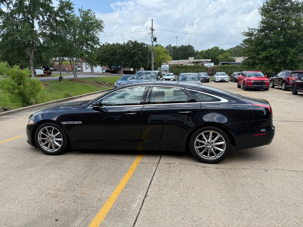 2012 Jaguar XJ Image 3