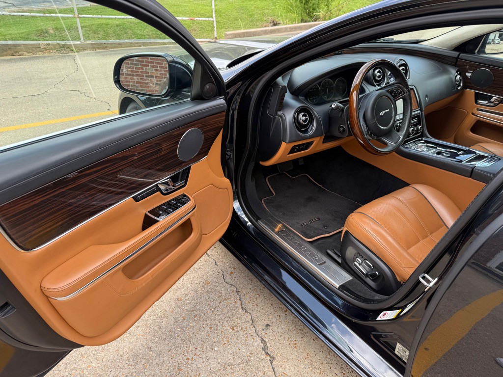 2012 Jaguar XJ Image 6