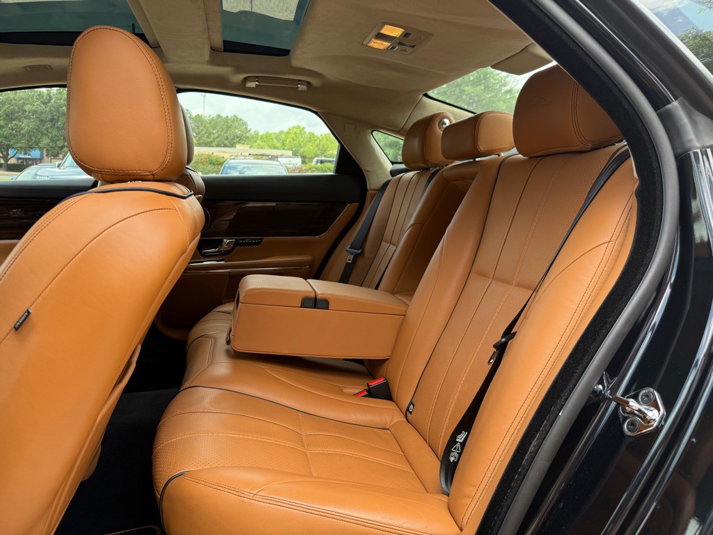2012 Jaguar XJ Image 7