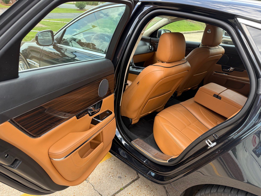 2012 Jaguar XJ Image 8