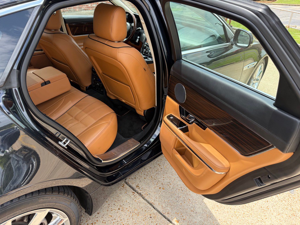 2012 Jaguar XJ Image 10