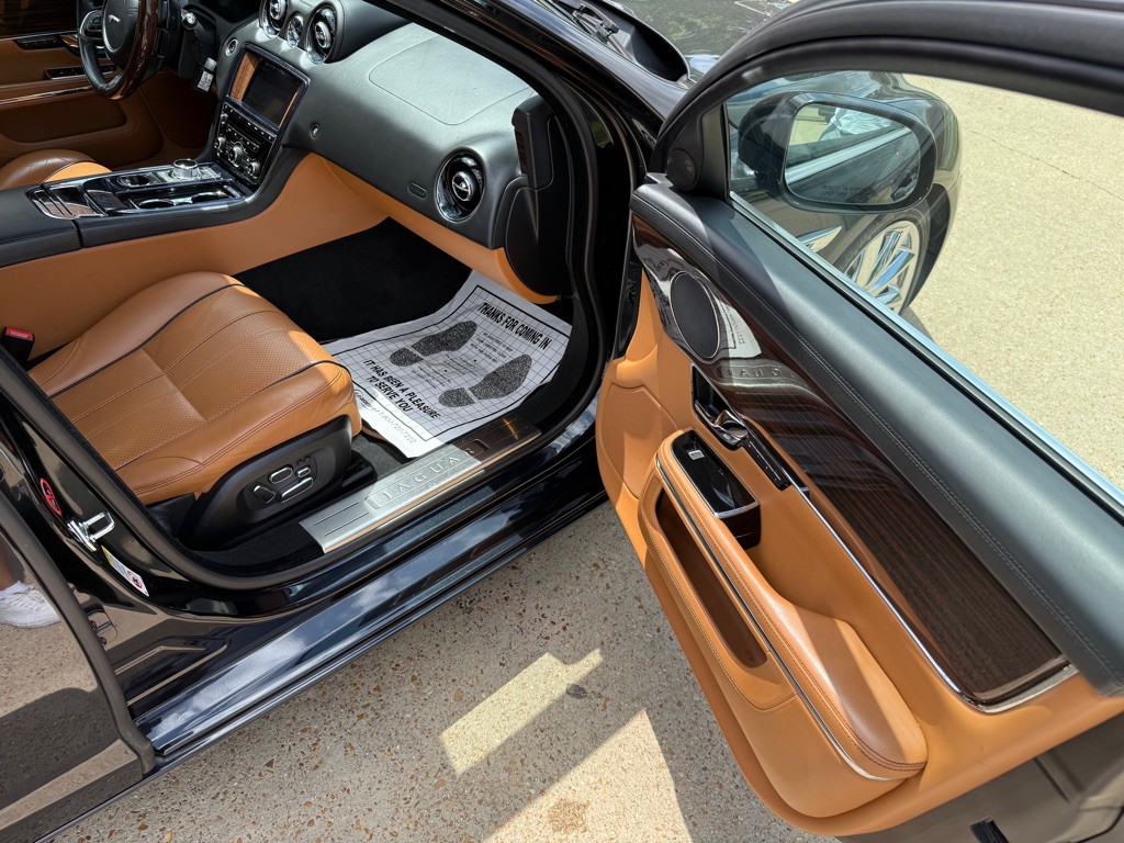 2012 Jaguar XJ Image 11