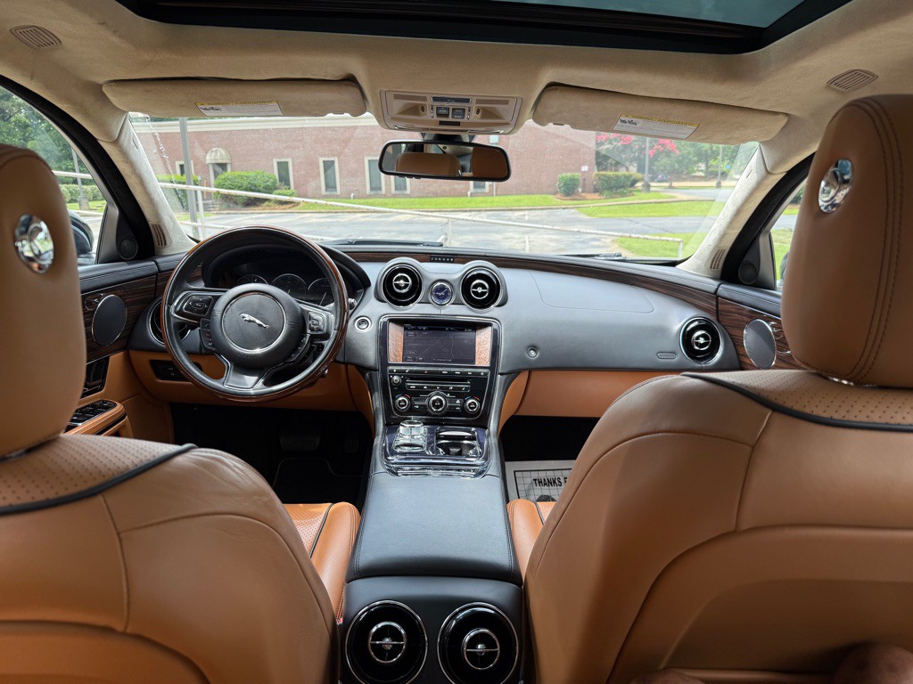 2012 Jaguar XJ Image 13