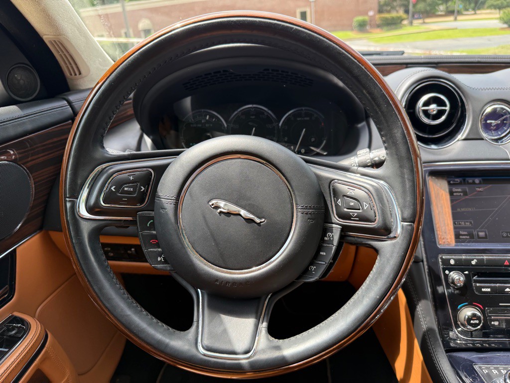 2012 Jaguar XJ Image 15