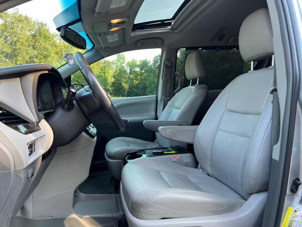 2016 Toyota Sienna Image 10