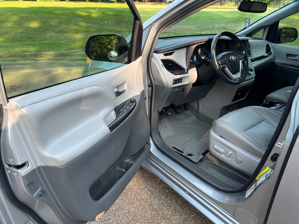 2016 Toyota Sienna Image 11