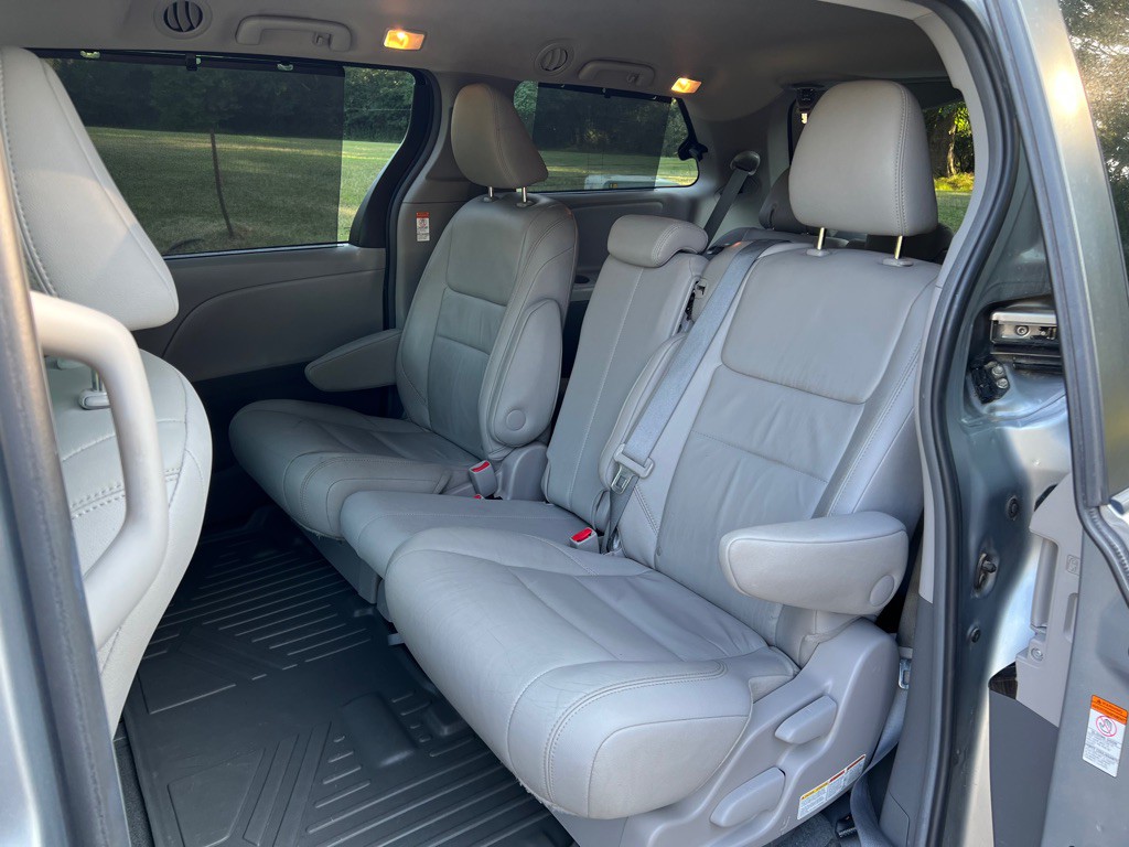 2016 Toyota Sienna Image 12