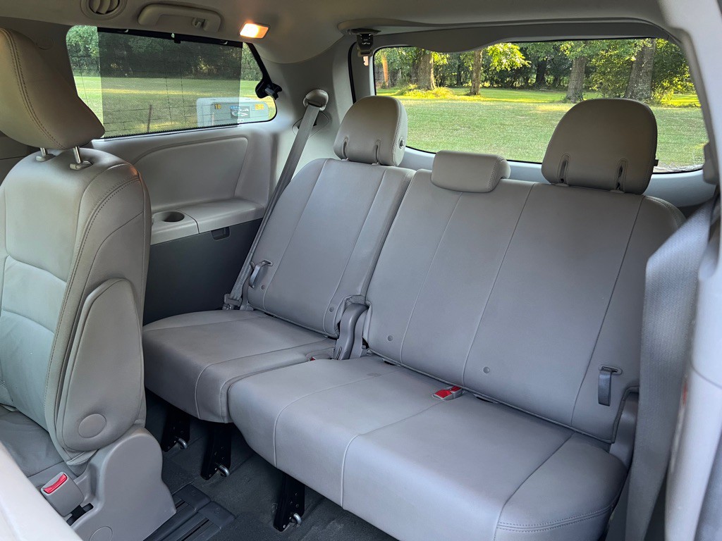 2016 Toyota Sienna Image 13