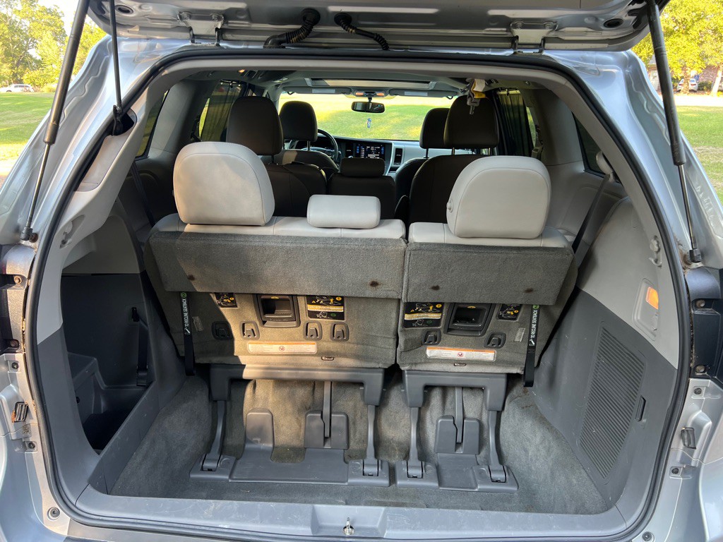 2016 Toyota Sienna Image 14