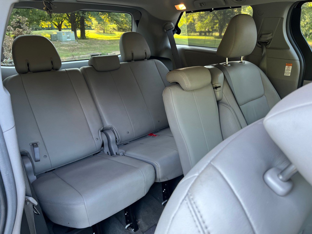 2016 Toyota Sienna Image 15