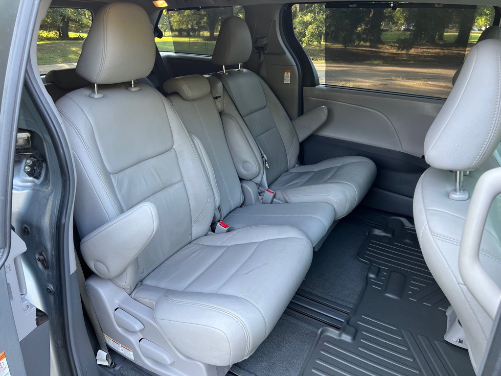 2016 Toyota Sienna Image 16