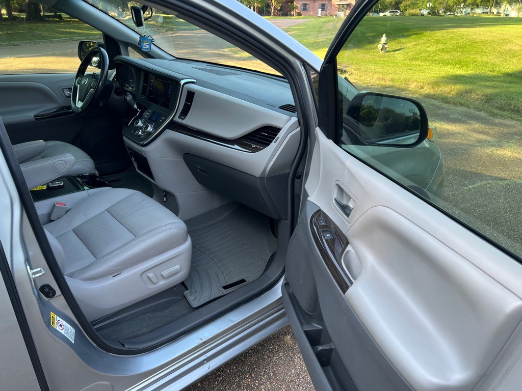 2016 Toyota Sienna Image 17