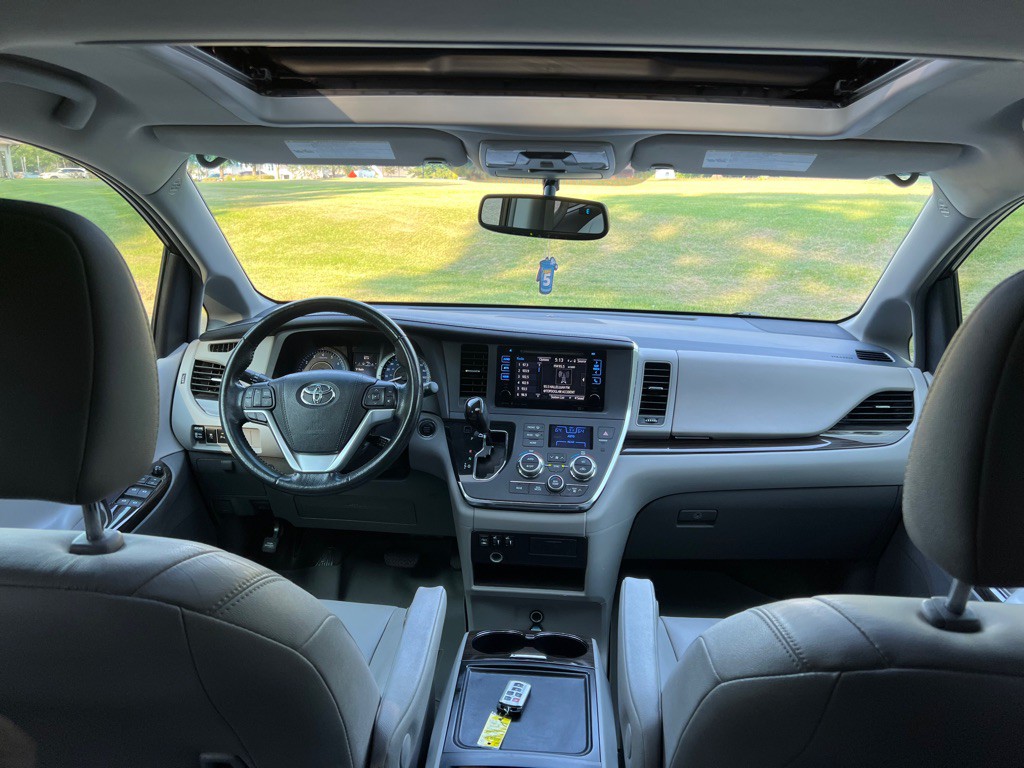 2016 Toyota Sienna Image 18