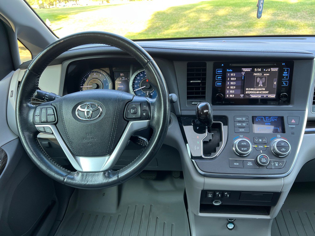 2016 Toyota Sienna Image 19