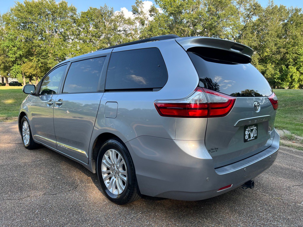 2016 Toyota Sienna Image 3