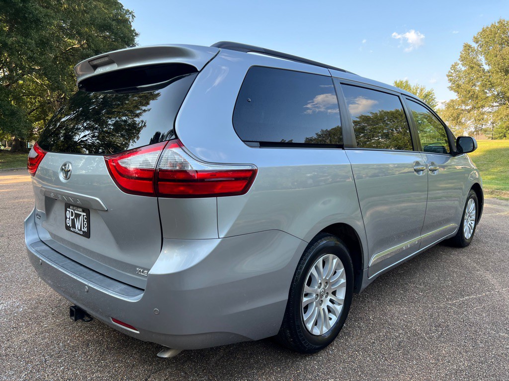 2016 Toyota Sienna Image 5