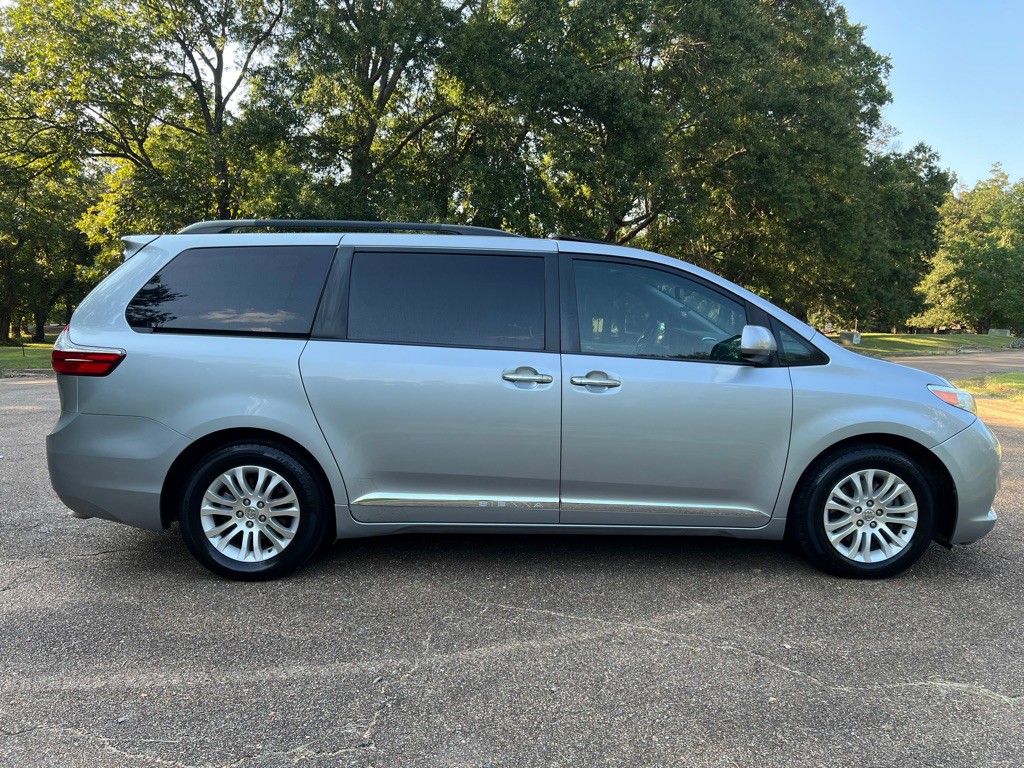 2016 Toyota Sienna Image 6