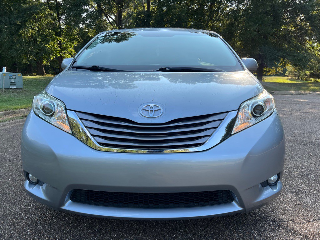 2016 Toyota Sienna Image 8