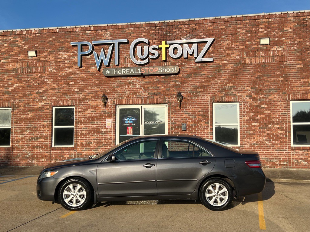 2011 Toyota Camry Image 2