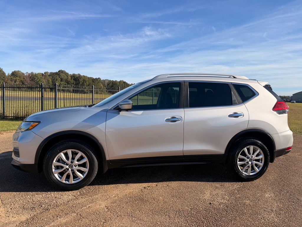 2017 Nissan Rogue Image 2