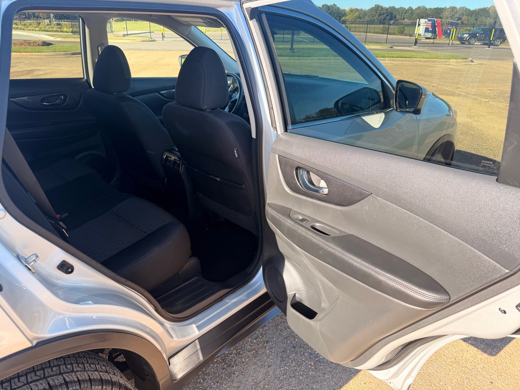 2017 Nissan Rogue Image 15