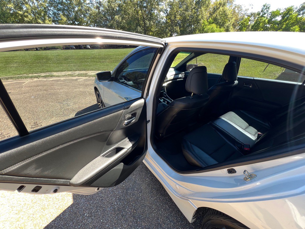2017 Honda Accord Image 13
