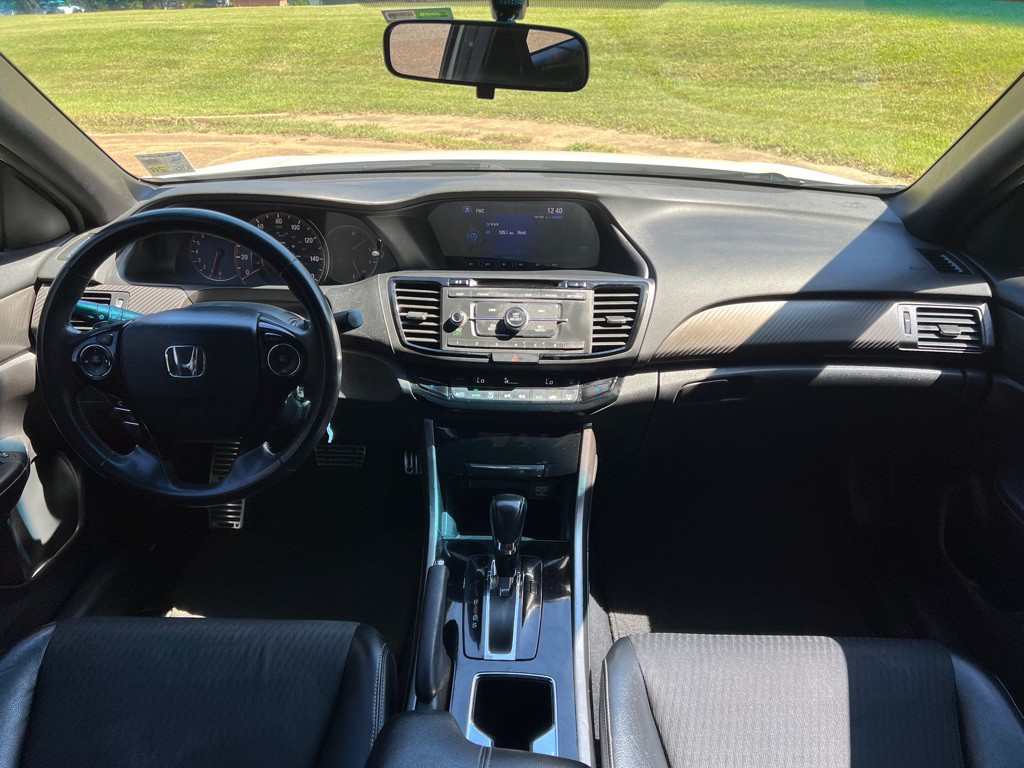 2017 Honda Accord Image 16
