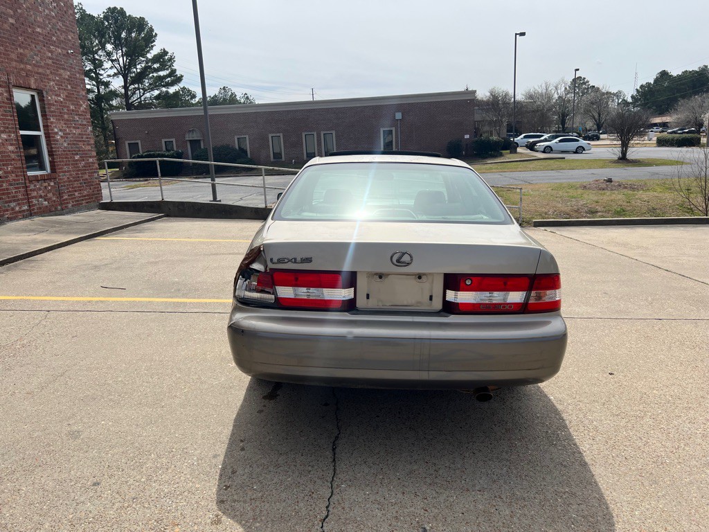 2000 Lexus ES Image 2