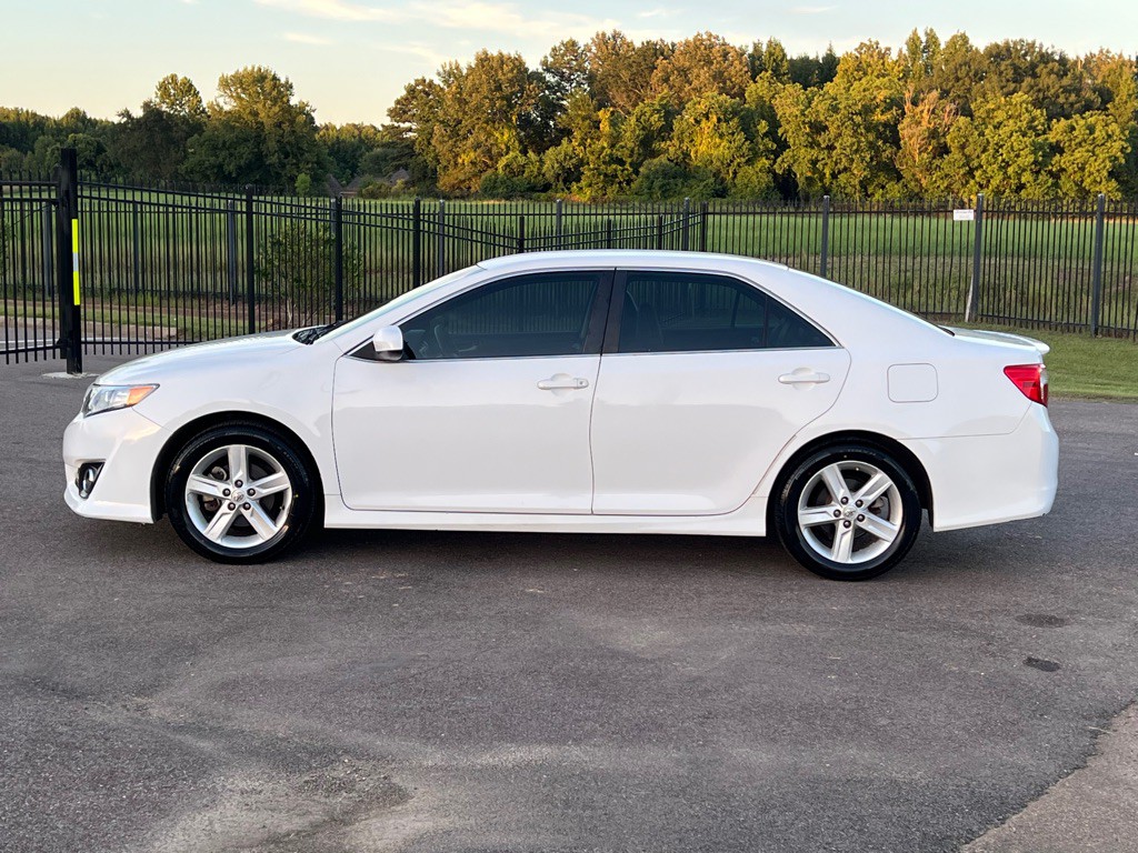 2014 Toyota Camry Image 2