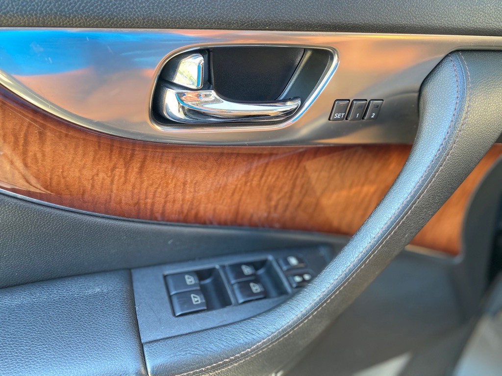 2011 INFINITI FX50 Image 17