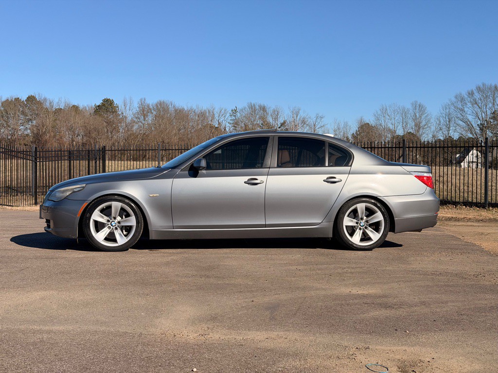 2010 BMW 5 Series Image 2