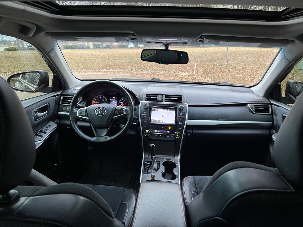 2015 Toyota Camry Image 18