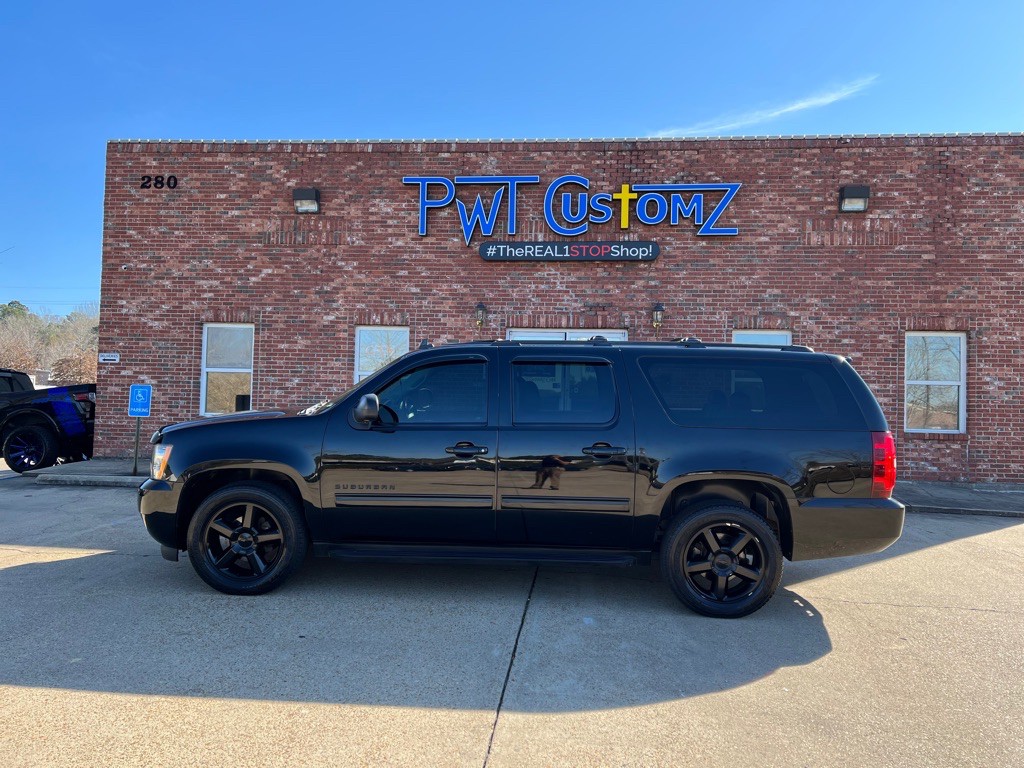 2012 Chevrolet Suburban Image 2